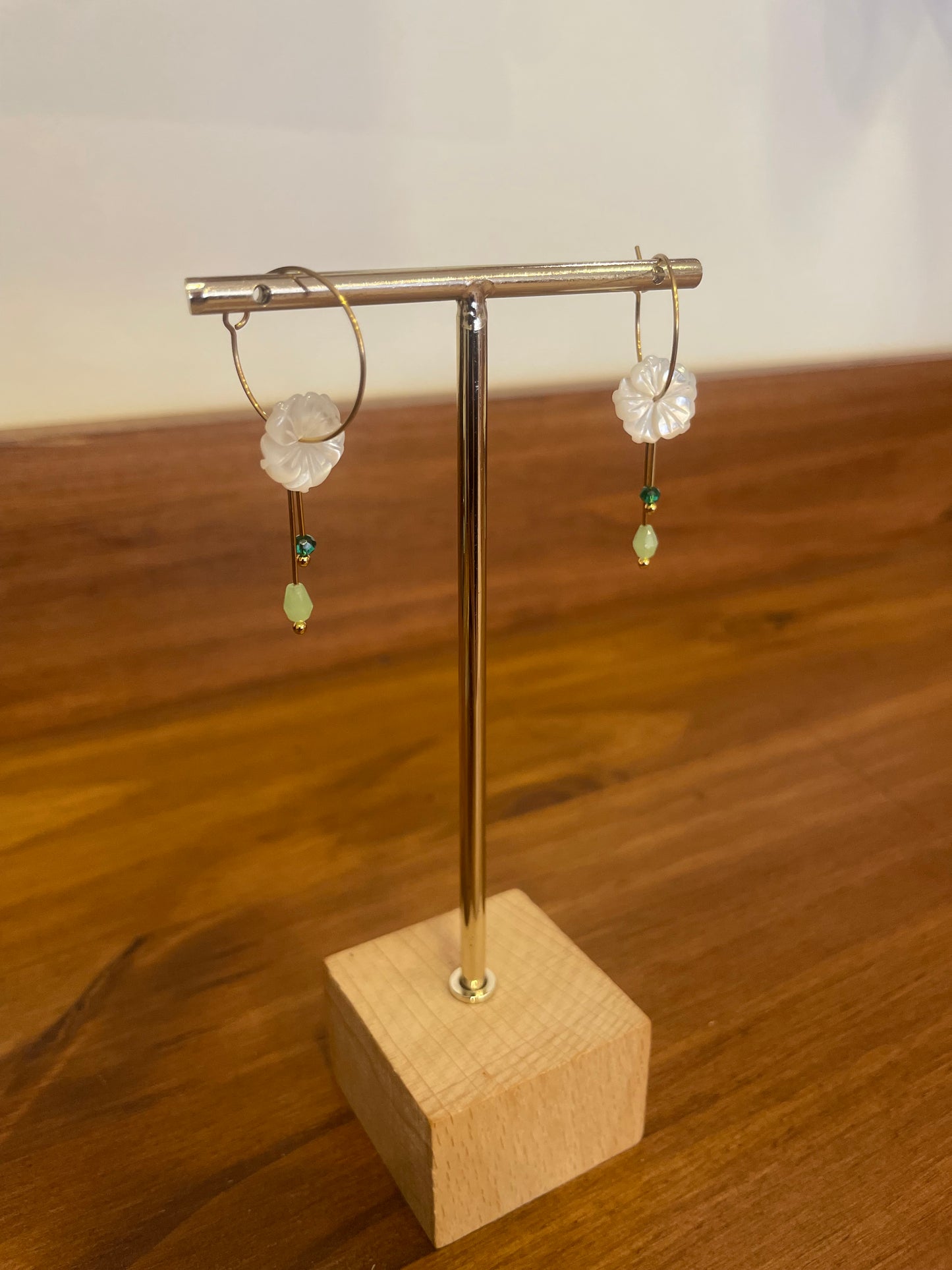 BOUCLE D’OREILLE FLEUR NACRE