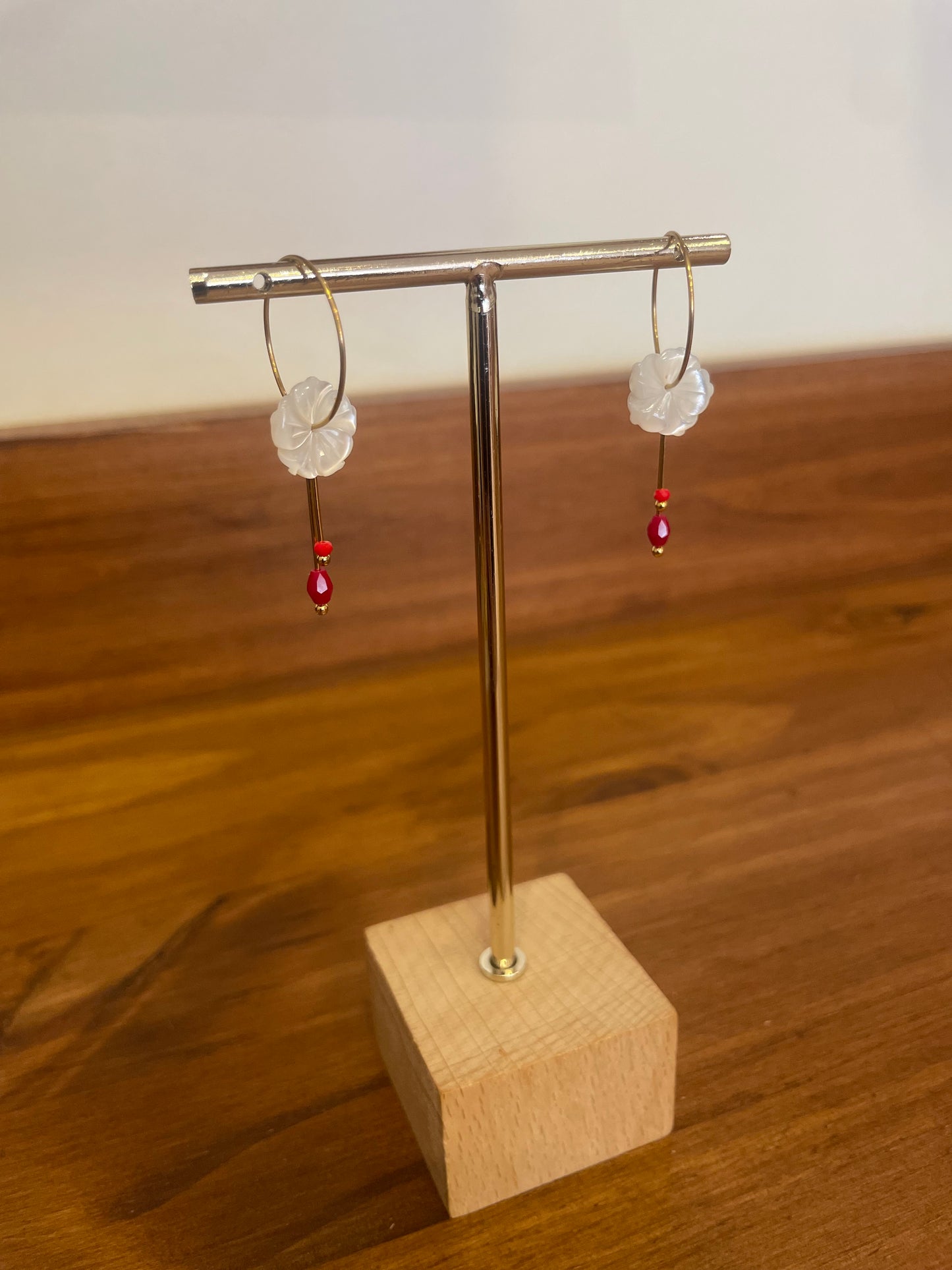 BOUCLE D’OREILLE FLEUR NACRE