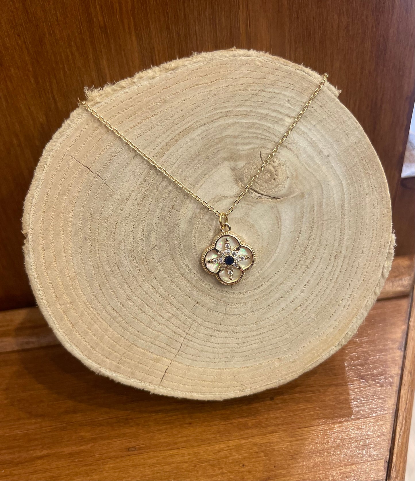 COLLIER CLOVE